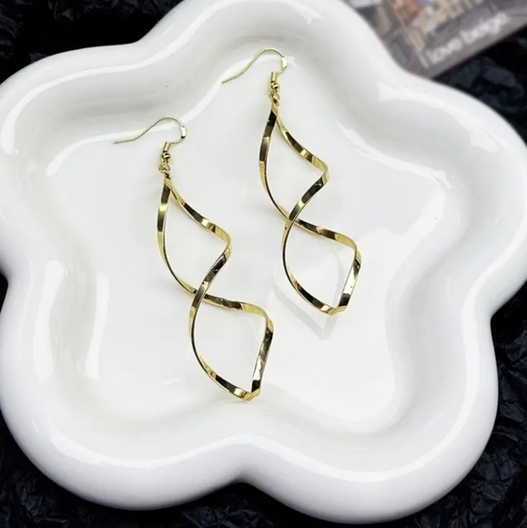 Glamorous Golden Spiral Dangle Fashion Earrings - Picture 3 of 7
